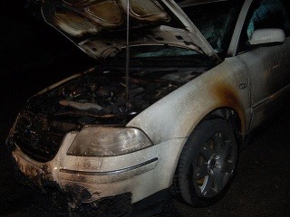 Neznámy páchateľ podpálil auto