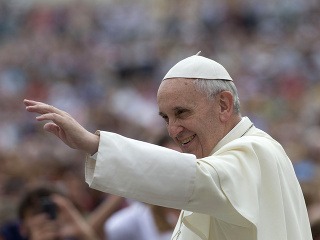 Pápež František: Pokrstil by