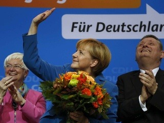 Jasné víťazstvo Merkelovej: Súperov