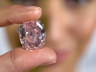 Sotheby's ponúka ružový diamant,