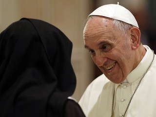 Pápež František sa usmieva