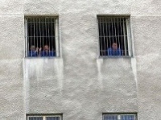 Väzni žijú za mrežami