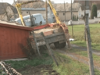 Muža pritlačil nákladiak k