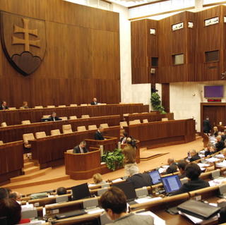 Parlament schválil kontroverzný zákon