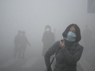 Sever Číny zahalil smog,