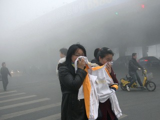 Sever Číny zahalil smog,