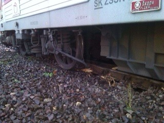 Vlak vrazil do prevráteného