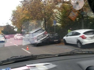 Auto zaparkovalo na aute