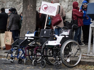 Účastníci protestného zhromaždenia proti