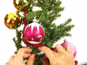 Ozdobovanie vianočného stromčeka je