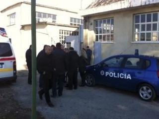 Albánska polícia zadržala iba
