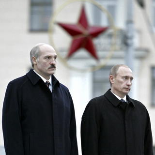 Putin s Lukašenkom rokujú