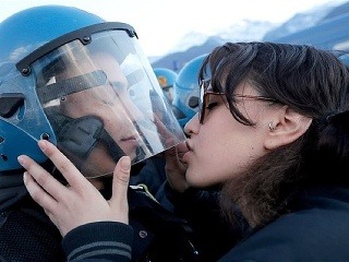 Mladá žena bozkáva policajta