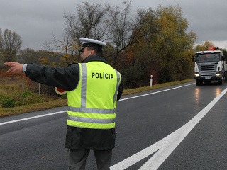 Policajných hliadok je dnes