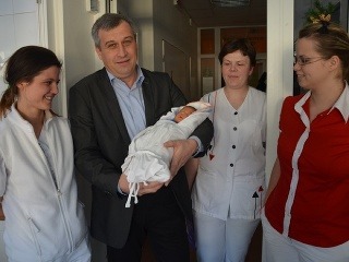 Poslanec Zajac navštívil novorodenecké