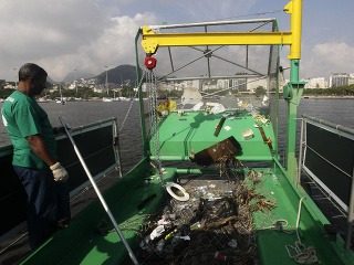 Lode čistia odpad v
