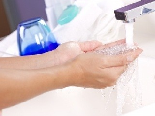 Precíznym umývaním rúk sa