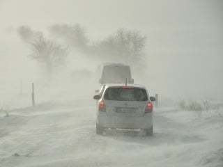 Dlhoočakávaný sneh komplikuje dopravu:
