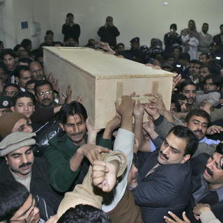 Bhuttovú pochovajú v jej