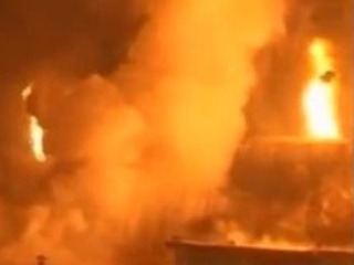 Mohutný požiar vykoľajeného cisternového