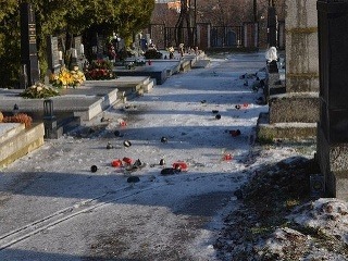 Chlapci vyčíňali na cintoríne