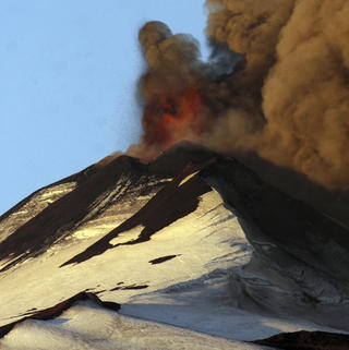 Čílska sopka Llaima chrlila