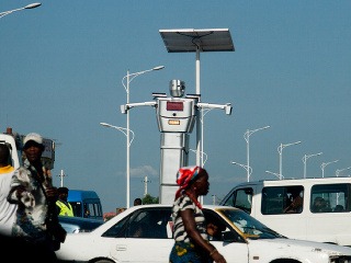 Robotický policajt riadi dopravu