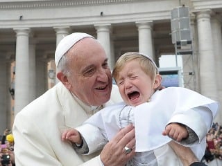 Pápež František pobozkal svoju