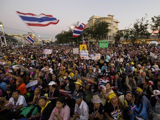 Tisíce demonštrantov blokujú ulice