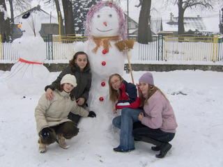 Žiaci si postavili snehuliacku