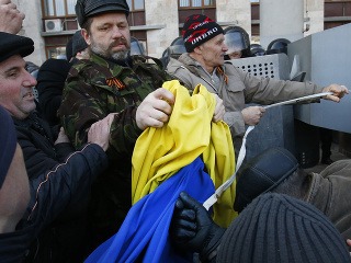 Demonštranti zaútočili na ukrajinský