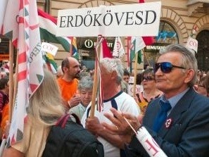 Priaznivci Fideszu pochodujú Budapešťou,