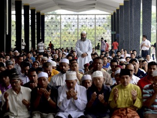 Malajzijskí moslimovia sa modlia