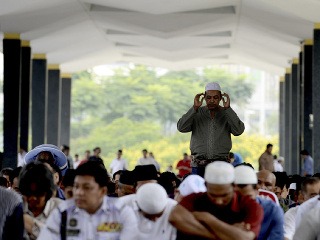 Malajzijskí moslimovia sa modlia
