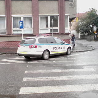 Policajti zase parkovali na