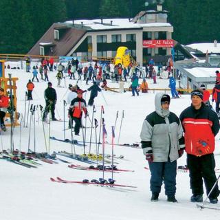Zlodeji okrádajú desiatky lyžiarov