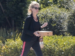 Pochudnutá Julia Roberts sa ponáhľa so škatuľou koláčov do dcérinej školy.