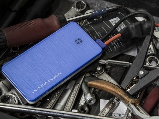 Táto prenosná batéria nabije