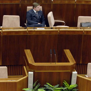 Parlament odložil hlasovanie o