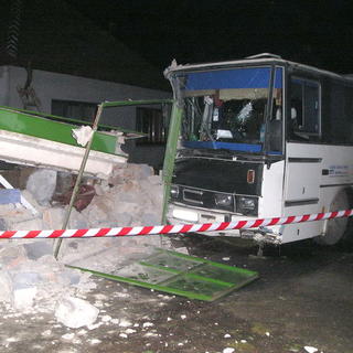 Pri Šali havaroval autobus