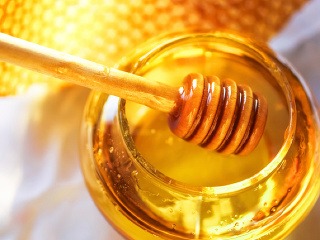 Med je čisto prírodným