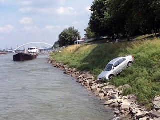 Zabrzdená vodička nezabrzdila auto