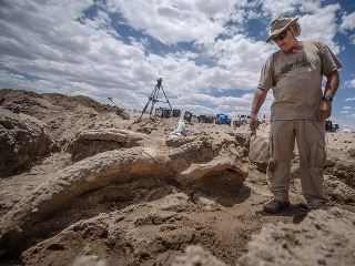 Paleontológ Gary Morgan stojí