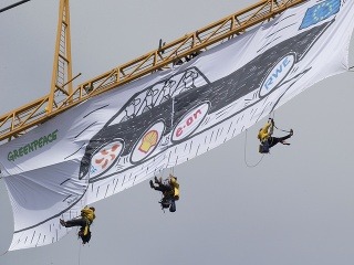 Aktivisti Greenpeace blokujú prieskumný