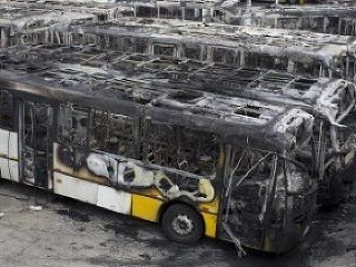 Zhorené autobusy, ktoré zapálili