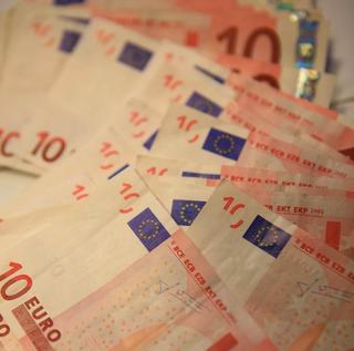 Platenie eurom: Iná suma