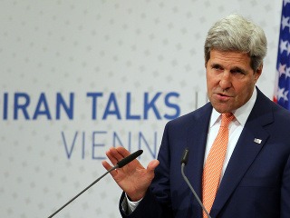 John Kerry počas diskusie