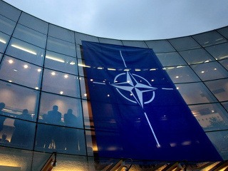 Diplomati NATO rokujú o