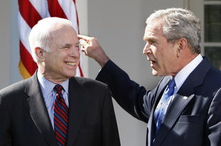 Bush oficiálne podporil McCaina