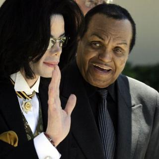 Otcovi Michaela Jacksona bolestivo